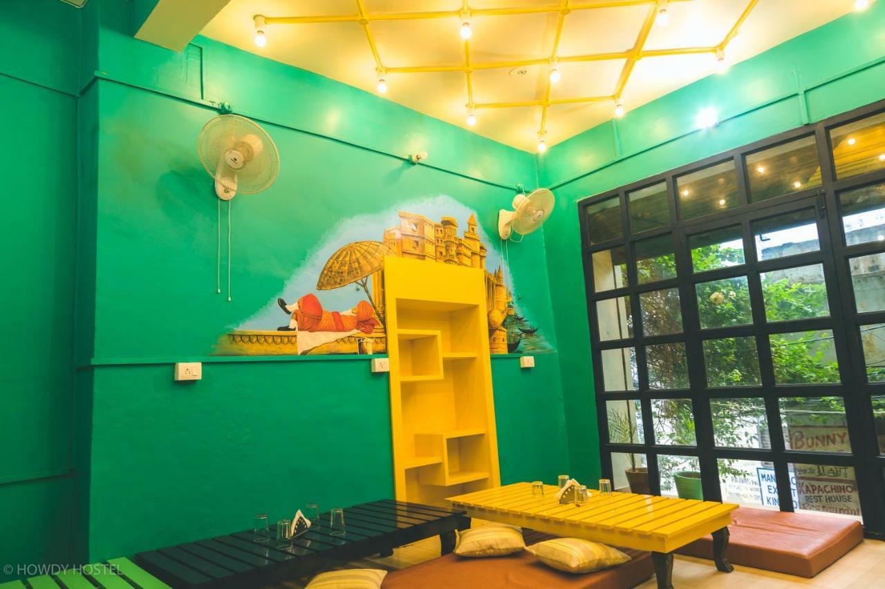 On The Ghat By Howdy Hostels Varanasi Exterior photo