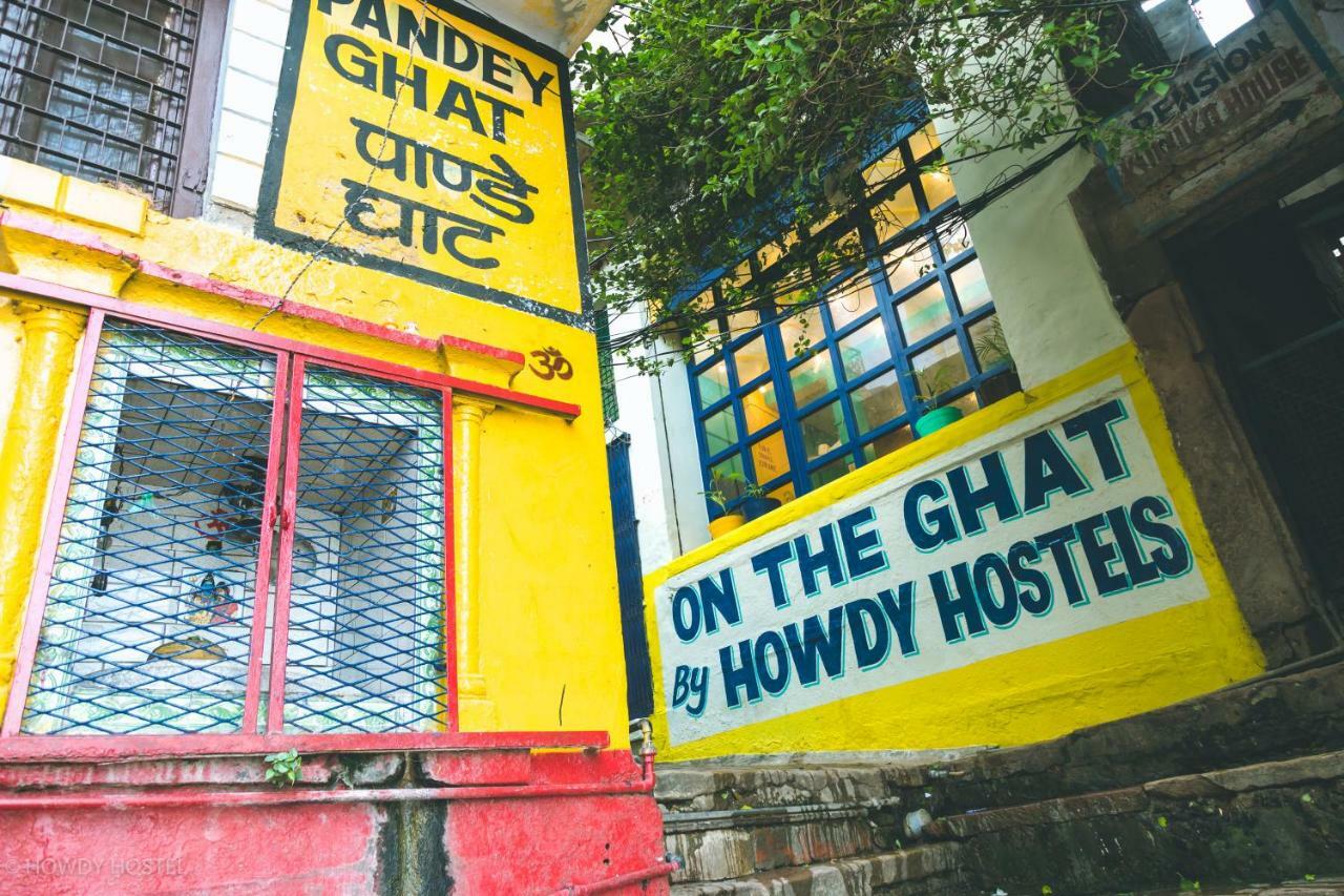 On The Ghat By Howdy Hostels Varanasi Exterior photo