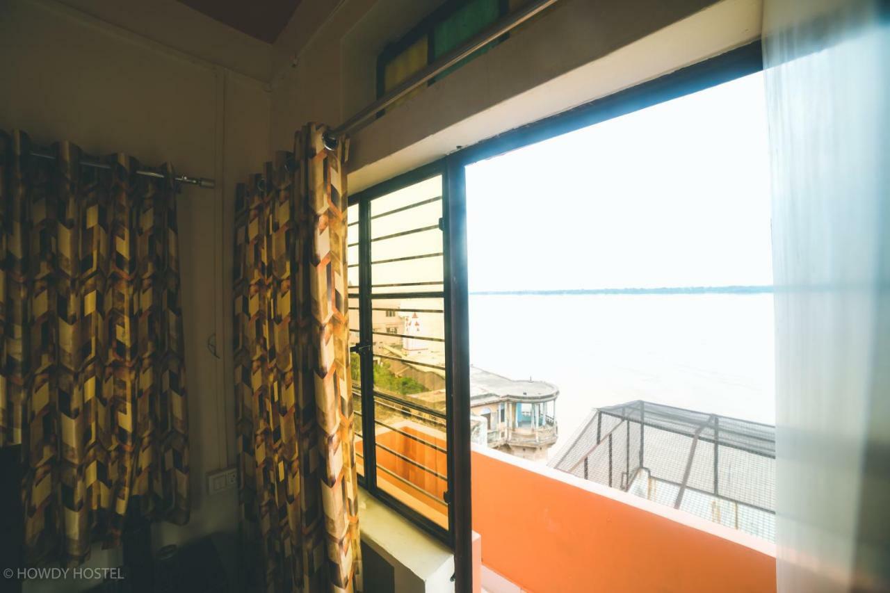 On The Ghat By Howdy Hostels Varanasi Exterior photo